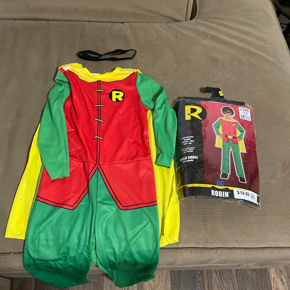 Kids Robin costume. Small 4-6